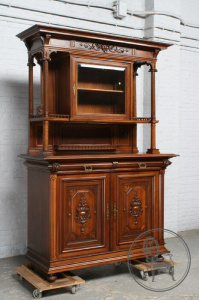 картинка Антикварный буфет из ореха с открытыми полками салоне старинных вещей "Шебби" являющийся официальным дистрибьютором в России и Беларуси