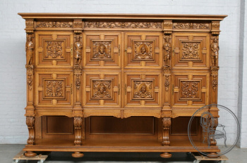 Старинный шкаф в фламандском стиле из дуба с резными фигурами код. BE107013