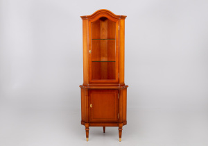 картинка Старинная угловая витрина салоне старинных вещей "Шебби" являющийся официальным дистрибьютором в России и Беларуси