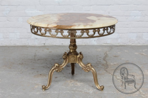 картинка Старинный столик со столешницей из оникса салоне старинных вещей "Шебби" являющийся официальным дистрибьютором в России и Беларуси
