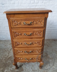 картинка Старинный дубовый комод с резьбой салоне старинных вещей "Шебби" являющийся официальным дистрибьютором в России и Беларуси