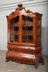 Старинная ореховая витрина с латунными накладками, декорированная фигурными опорами и резной короной код. BE4096712