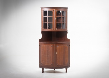 Старинный угловой шкаф-витрина с резным декором в виде розеток код.&nbsp;RM4165700