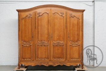 Антикварный шкаф с витиеватой цветочной резьбой код. BE4097640