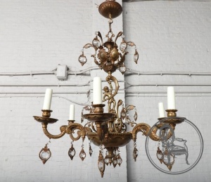 картинка Старинная бронзовая люстра в стиле Людовика XV, украшенная стеклянными подвесками салоне старинных вещей "Шебби" являющийся официальным дистрибьютором в России и Беларуси