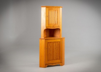 Старинный угловой шкаф из светлого дерева код. RM4143103