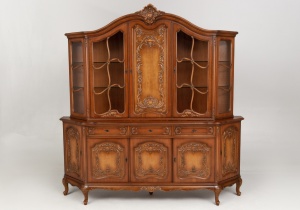 картинка Старинный посудный шкаф с резной короной салоне старинных вещей "Шебби" являющийся официальным дистрибьютором в России и Беларуси