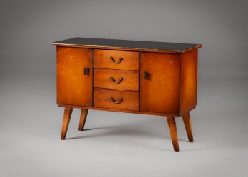 Старинный комод из красного дерева с черной поверхностью код. RM4135629