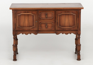 картинка Старинный комод салоне старинных вещей "Шебби" являющийся официальным дистрибьютором в России и Беларуси