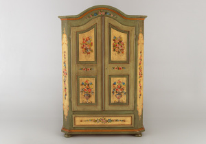 картинка Антикварный шкаф салоне старинных вещей "Шебби" являющийся официальным дистрибьютором в России и Беларуси