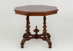 картинка Антикварный столик салоне старинных вещей "Шебби" являющийся официальным дистрибьютором в России и Беларуси