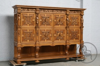 Старинный комод с резьбой в готическом стиле код. BE4097280