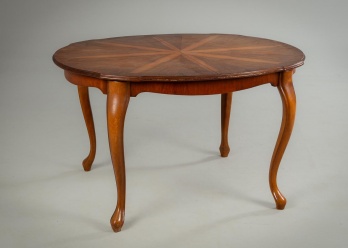 Старинный раскладывающийся стол на гнутых ножках код. RM4119898