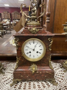 картинка Старинные каминные часы из мрамора и латуни салоне старинных вещей "Шебби" являющийся официальным дистрибьютором в России и Беларуси