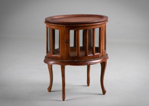 картинка Старинный комод - бар округлой формы со стеклом салоне старинных вещей "Шебби" являющийся официальным дистрибьютором в России и Беларуси