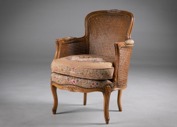 Старинное кресло-бержер с каркасом из бука и ротангом код.&nbsp;RM4165635