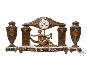 картинка Антикварный каминный набор в стиле арт-деко, часы и вазы салоне старинных вещей "Шебби" являющийся официальным дистрибьютором в России и Беларуси