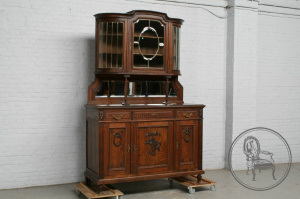 картинка Антикварный буфет салоне старинных вещей "Шебби" являющийся официальным дистрибьютором в России и Беларуси