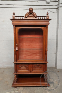 картинка Антикварная витрина из ореха с короной в виде женской фигуры салоне старинных вещей "Шебби" являющийся официальным дистрибьютором в России и Беларуси