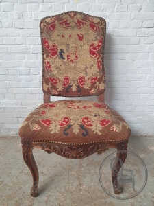 картинка Антикварный ореховый стул с обивкой из гобелена салоне старинных вещей "Шебби" являющийся официальным дистрибьютором в России и Беларуси
