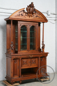 картинка Антикварный ореховый буфет с колоннами в виде гротескных фигур салоне старинных вещей "Шебби" являющийся официальным дистрибьютором в России и Беларуси