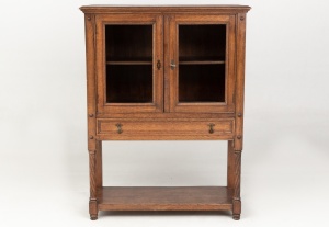 картинка Старинный голландский посудный шкаф салоне старинных вещей "Шебби" являющийся официальным дистрибьютором в России и Беларуси