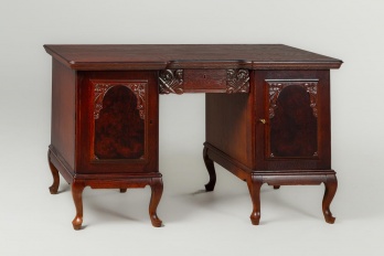 Старинный письменный стол с фигурными выдвижными ящиками код. RM4101732