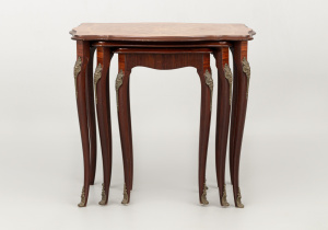 картинка Старинный набор столиков салоне старинных вещей "Шебби" являющийся официальным дистрибьютором в России и Беларуси