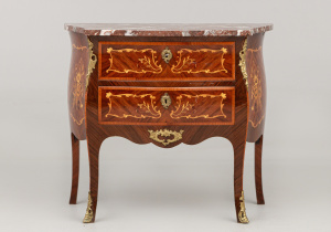 картинка Старинный комод салоне старинных вещей "Шебби" являющийся официальным дистрибьютором в России и Беларуси