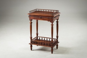 картинка Антикварный ореховый столик для игр и рукоделия салоне старинных вещей "Шебби" являющийся официальным дистрибьютором в России и Беларуси