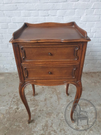 Антикварная ночная ореховая тумбочка с резными ножками код. BE3259518