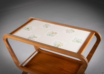 Старинный сервировочный столbr из красного дерева с керамическими плитками код. RM4165612