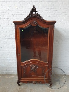 картинка Антикварная ореховая витрина с объемной короной салоне старинных вещей "Шебби" являющийся официальным дистрибьютором в России и Беларуси