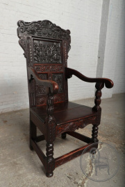 Антикварный стул с изображением рыцарей и геральдической резьбой код. BE3259541