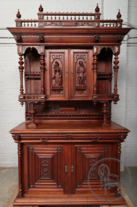 картинка Антикварный буфет с рельефом, изображающим женскую и мужскую фигуры салоне старинных вещей "Шебби" являющийся официальным дистрибьютором в России и Беларуси