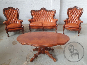 картинка Старинный ореховый комплект мягкой мебели со столиком салоне старинных вещей "Шебби" являющийся официальным дистрибьютором в России и Беларуси