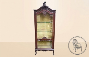 картинка Антикварная витрина салоне старинных вещей "Шебби" являющийся официальным дистрибьютором в России и Беларуси