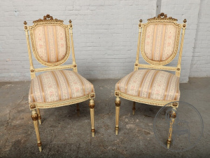 картинка Антикварные стулья (2 шт.) из ореха с шелковой обивкой салоне старинных вещей "Шебби" являющийся официальным дистрибьютором в России и Беларуси