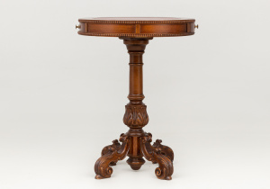 картинка Cтаринный столик салоне старинных вещей "Шебби" являющийся официальным дистрибьютором в России и Беларуси