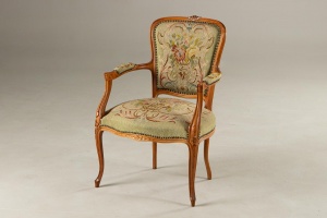 картинка Старинное кресло с гобеленом с цветочным узором салоне старинных вещей "Шебби" являющийся официальным дистрибьютором в России и Беларуси