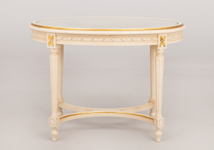 картинка Старинный столик салоне старинных вещей "Шебби" являющийся официальным дистрибьютором в России и Беларуси