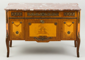 картинка Старинный комод салоне старинных вещей "Шебби" являющийся официальным дистрибьютором в России и Беларуси