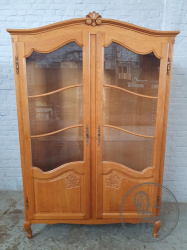 Старинный дубовый посудный шкаф с фигурными опорами код. BE4096765