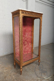 Антикварная витрина из позолоченного ореха с мрамором код. BE107016