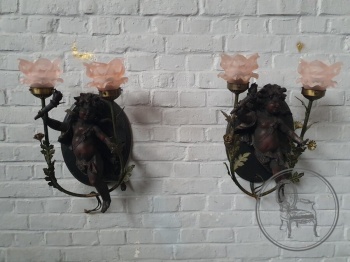 Пара старинных бра с путти и плафонами в форме роз код. BE4109778