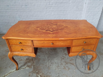 Старинный письменный стол, декорированный в технике маркетри код. BE107440