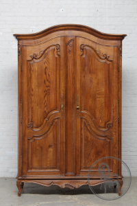 картинка Антикварный шкаф с орнаментальной резьбой и латунными элементами салоне старинных вещей "Шебби" являющийся официальным дистрибьютором в России и Беларуси