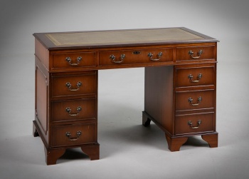 Старинный письменный стол с кожаной вставкой на столешнице, украшенный металлическими ручками-скобами код.&nbsp;RM4165619