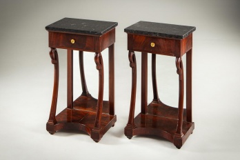 Пара антикварных тумбочек с зеркальными вставками и мраморными столешницами код. RM4109106