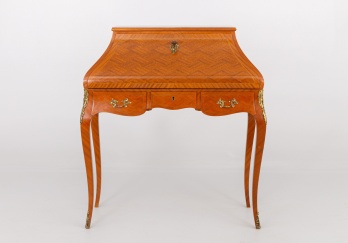 Старинный секретth с маркетри и бронзовыми накладками код. RM4098304